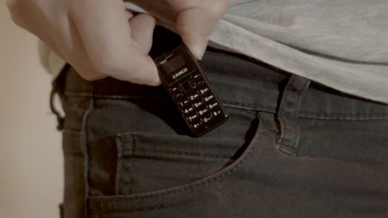 这可能是世界上最小的手机 0.49英寸只比硬币大一点